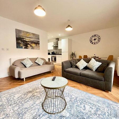 2 Double Beds Or 4 Singles, 2 Bathrooms, Free Parking, Smart Tv'S, Close To Gunwharf Quays, Beach & Historic Dockyard Portsmouth Eksteriør billede