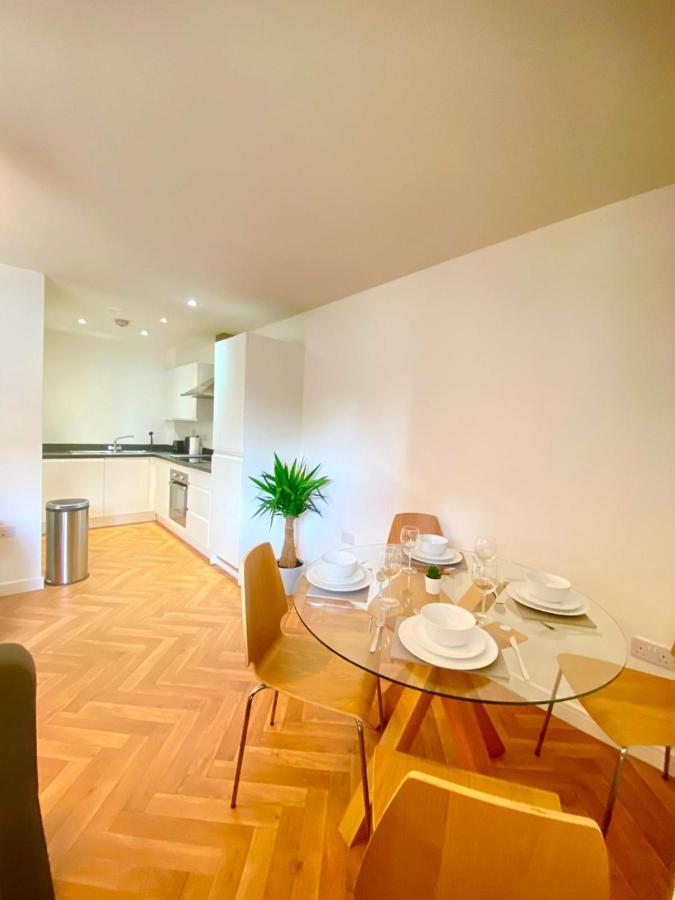 2 Double Beds Or 4 Singles, 2 Bathrooms, Free Parking, Smart Tv'S, Close To Gunwharf Quays, Beach & Historic Dockyard Portsmouth Eksteriør billede