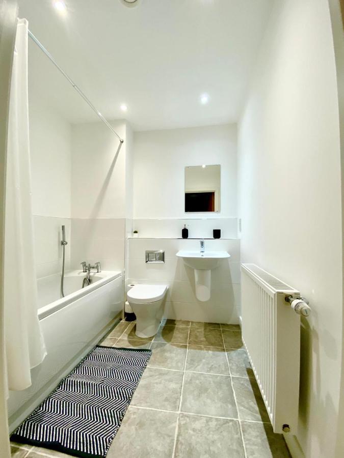 2 Double Beds Or 4 Singles, 2 Bathrooms, Free Parking, Smart Tv'S, Close To Gunwharf Quays, Beach & Historic Dockyard Portsmouth Eksteriør billede