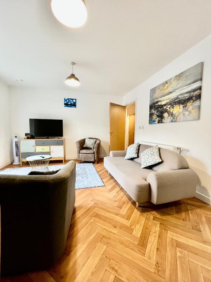 2 Double Beds Or 4 Singles, 2 Bathrooms, Free Parking, Smart Tv'S, Close To Gunwharf Quays, Beach & Historic Dockyard Portsmouth Eksteriør billede